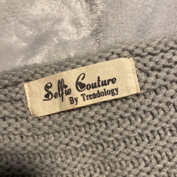 Grey knit, v-neck, loose fit, cuffed arm sweater (size M/L fits large or XL) - Picture 2 of 2